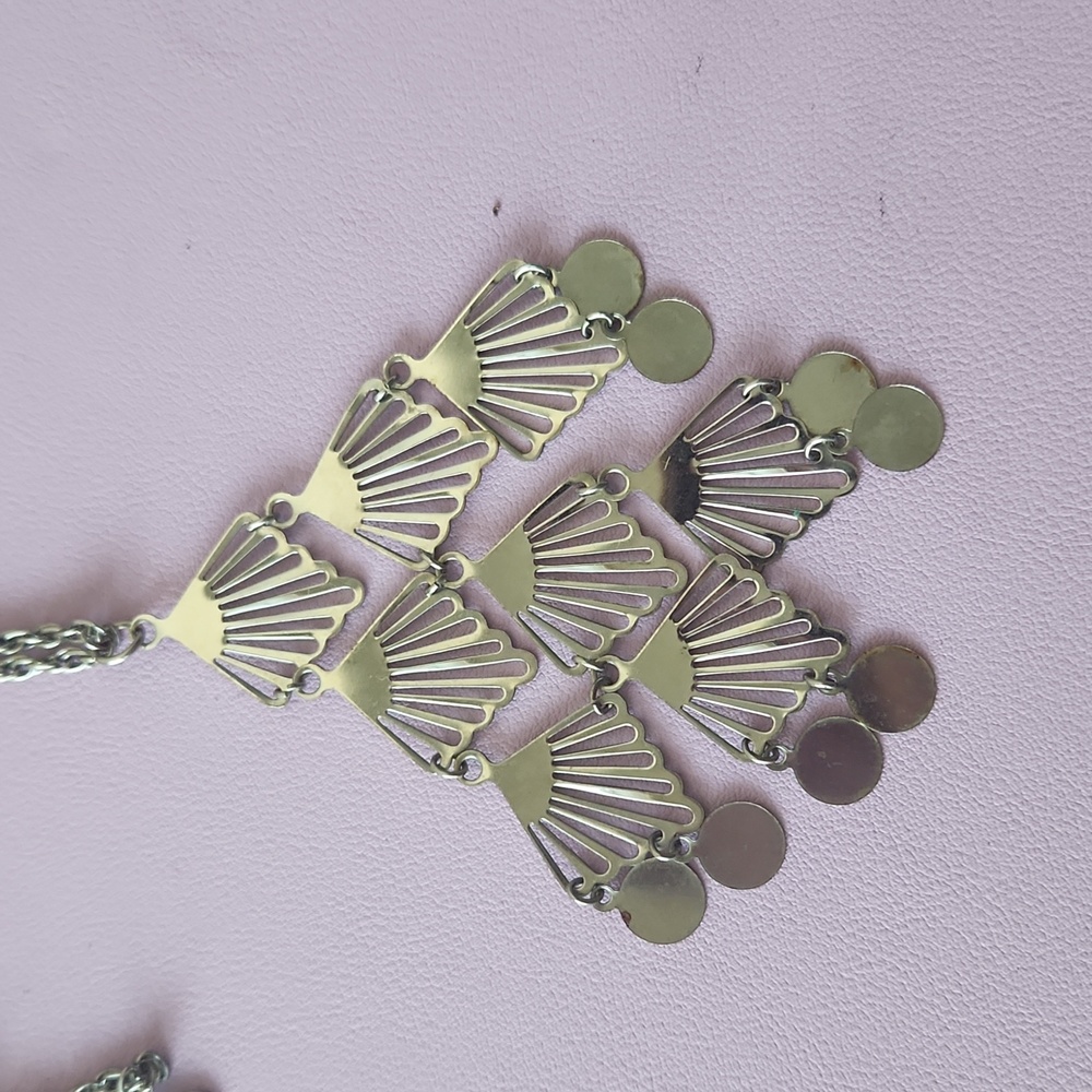 Silver shell pattern necklace - Picture 3 of 8